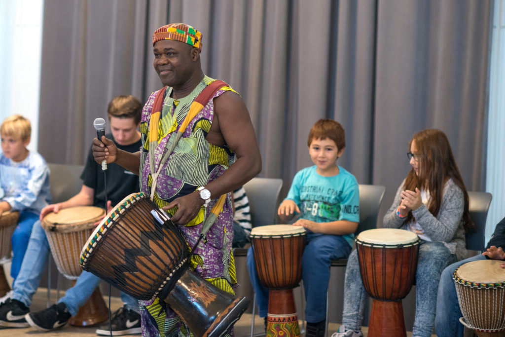 Afrikanisch Trommeln für Eltern und Kinder mit Pascal Salimou - music loft | Freie Musikschule Aachen