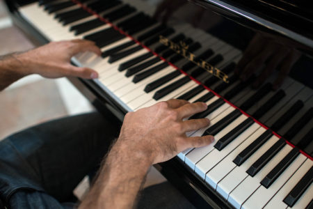 Klavierunterricht Hände auf dem Klavier - music loft | Freie Musikschule Aachen