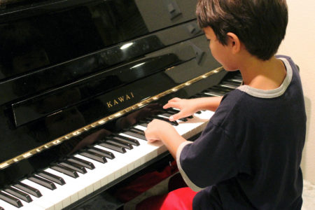 Junge Klavierunterricht Klavierschüler - music loft | Freie Musikschule Aachen